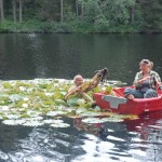 Arrachage des nénuphars avec la barque et les "plongeurs" - photo: Centre Nature
